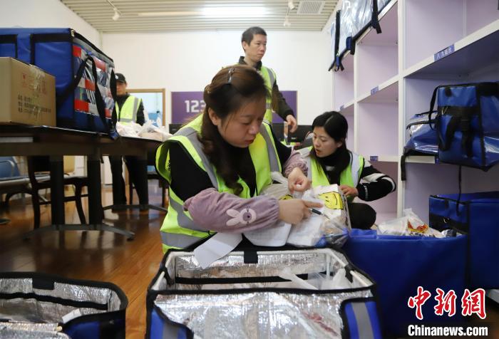 高速鉄道に食事を?qū)盲堡?！時(shí)間と勝負(fù)の高速鉄道フード配達(dá)員　江西省