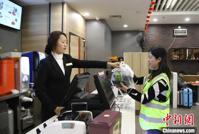 高速鉄道に食事を?qū)盲堡?！時(shí)間と勝負(fù)の高速鉄道フード配達(dá)員　江西省