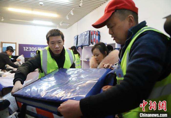 高速鉄道に食事を屆けろ！時間と勝負の高速鉄道フード配達員　江西省