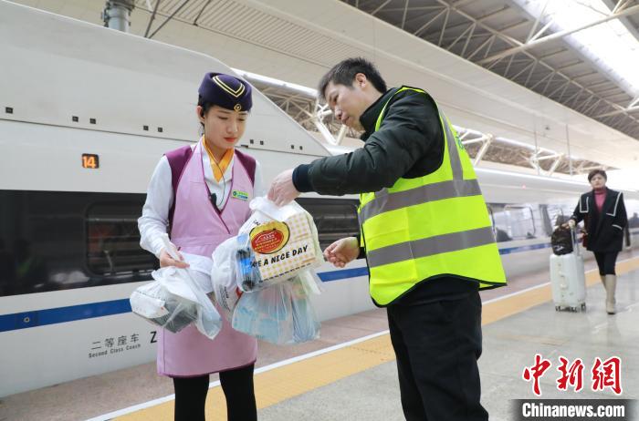 高速鉄道に食事を?qū)盲堡恚r(shí)間と勝負(fù)の高速鉄道フード配達(dá)員　江西省
