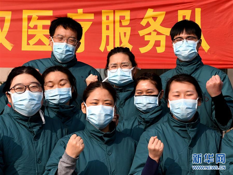 2月2日、出発前にチームのメンバーと記念寫真におさまる劉光耀さん（後列右端）と喬氷さん（後列右から2番目）（撮影?李安）