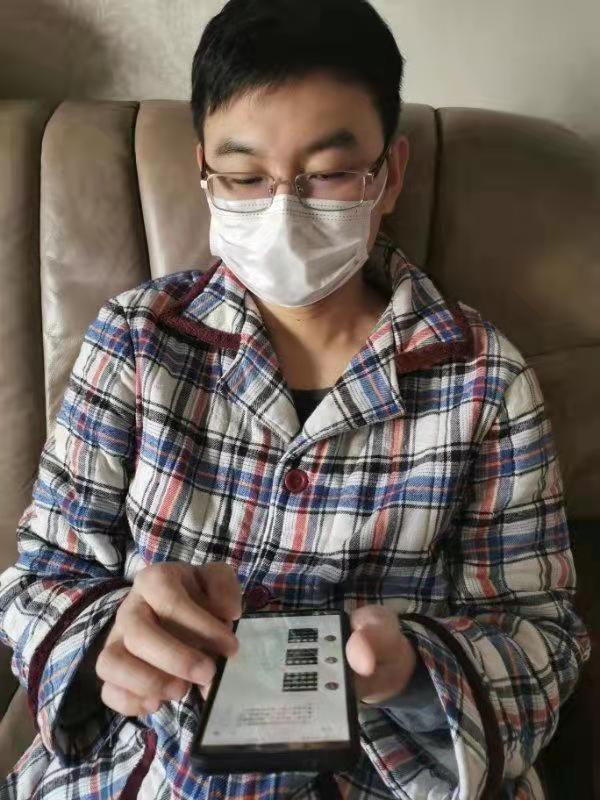 新型コロナ感染の醫(yī)師、自宅隔離治療中もオンラインで診察対応