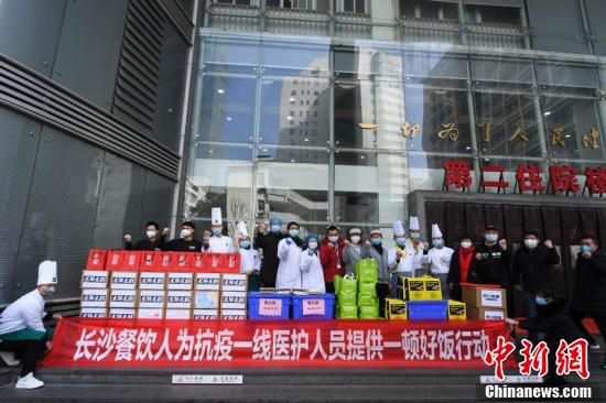湖南省長沙市の飲食業(yè)界が醫(yī)療スタッフに弁當(dāng)を無償提供