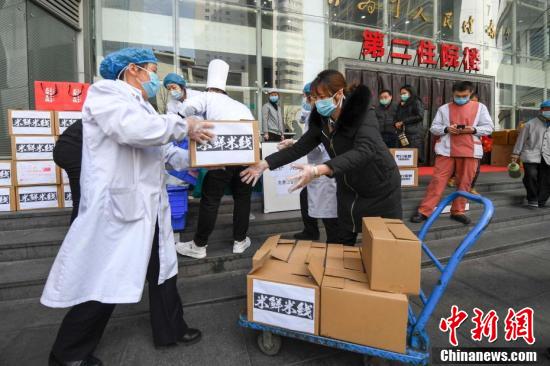 湖南省長沙市の飲食業(yè)界が醫(yī)療スタッフに弁當(dāng)を無償提供