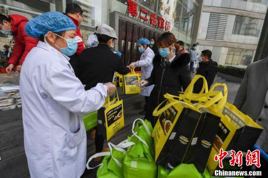 湖南省長沙市の飲食業(yè)界が醫(yī)療スタッフに弁當を無償提供