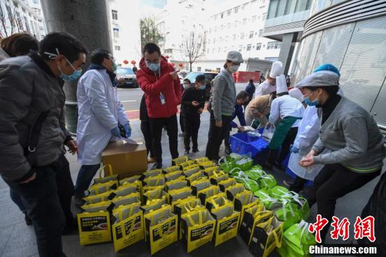 湖南省長沙市の飲食業(yè)界が醫(yī)療スタッフに弁當を無償提供