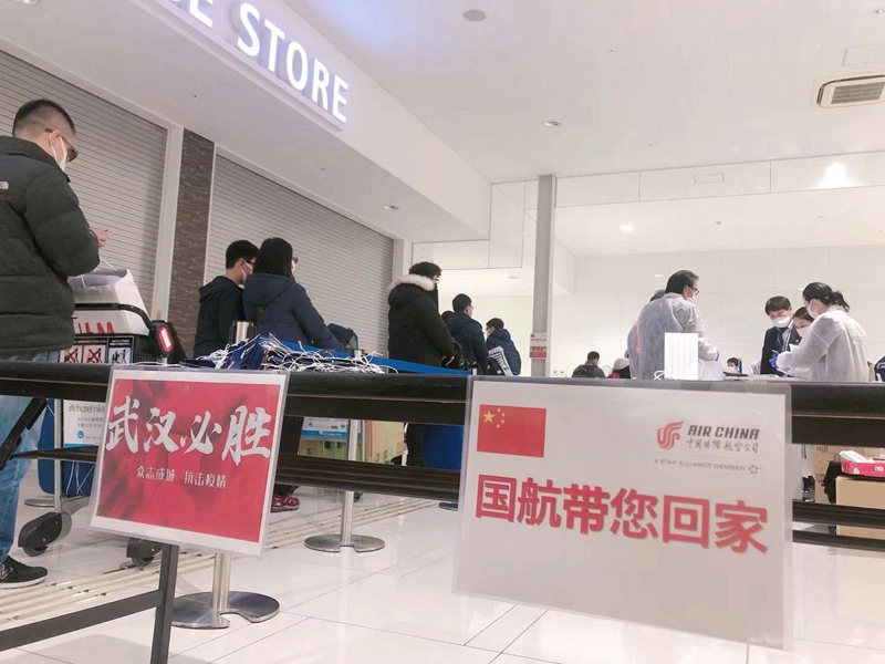 出発ロビーに設(shè)置されたチャーター便専用レーンでチェックインし、手荷物預(yù)かり手続きを行う旅客