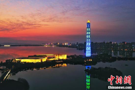 武漢ガンバレ！江西九江のランドマーク「勝利碑」がライトアップ