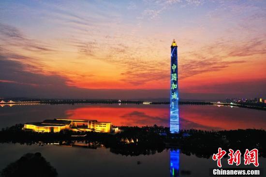 武漢ガンバレ！江西九江のランドマーク「勝利碑」がライトアップ