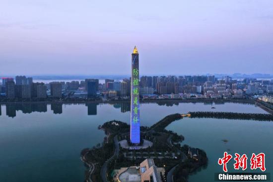 武漢ガンバレ！江西九江のランドマーク「勝利碑」がライトアップ