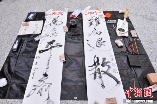 日本人書家、東京の街頭で武漢の幸福祈り揮毫