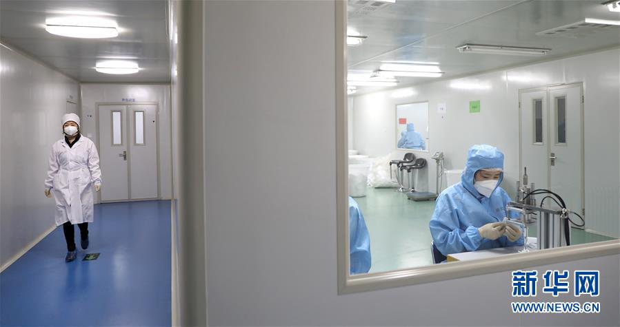 醫(yī)療用N95マスクの生産は厳格な2級隔離無菌環(huán)境を?qū)g現(xiàn)。生産ラインの內(nèi)部（右）は1級無菌環(huán)境（2月8日撮影）。