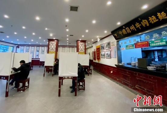 レストランの新型コロナ仕様テーブルが試験會(huì)場(chǎng)並みの厳粛さ　甘粛省