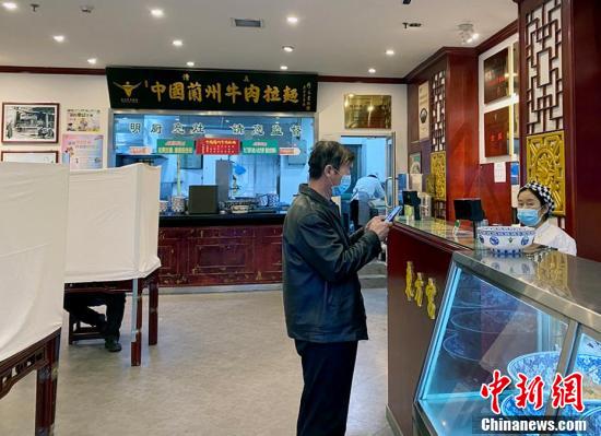 レストランの新型コロナ仕様テーブルが試験會場並みの厳粛さ　甘粛省