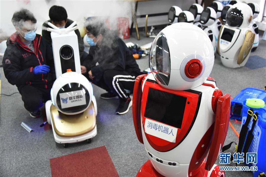 2月11日、第二世代消毒ロボットの調(diào)整をする青島ハイテクパーク悟牛智能科技有限公司の技術(shù)者（撮影?李紫恒）。