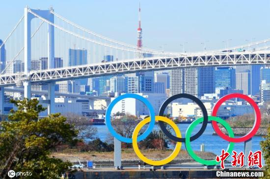 東京五輪を控え、日本のお臺場海浜公園に巨大な五輪登場