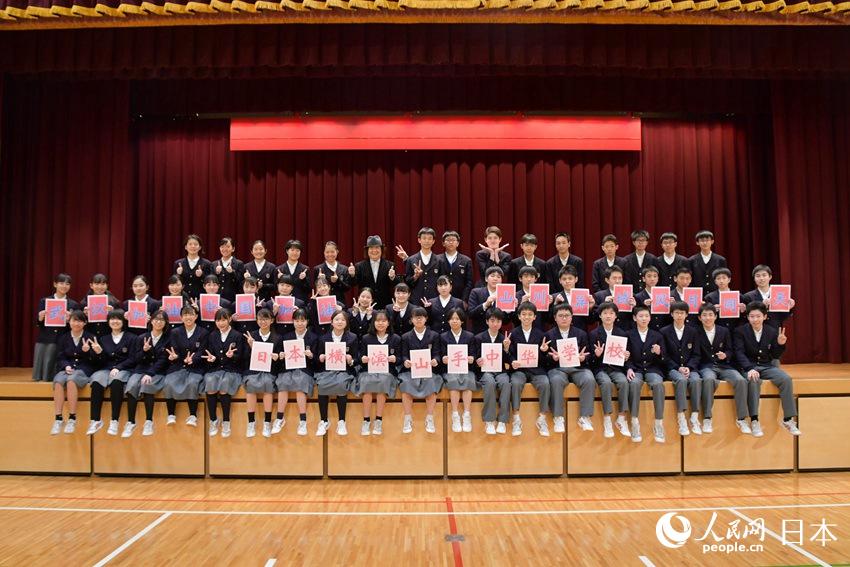 中國語と日本語2ヵ國語で「この愛が世界に満ちるまで」を合唱