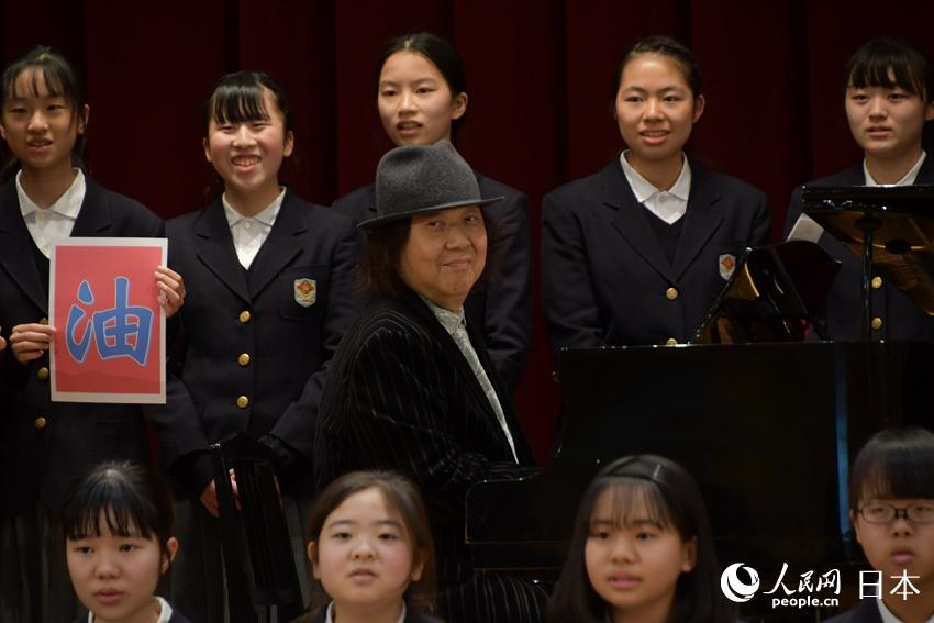 中國語と日本語2ヵ國語で「この愛が世界に満ちるまで」を合唱