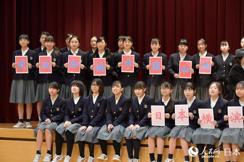 中國(guó)語(yǔ)と日本語(yǔ)2ヵ國(guó)語(yǔ)で「この愛(ài)が世界に満ちるまで」を合唱