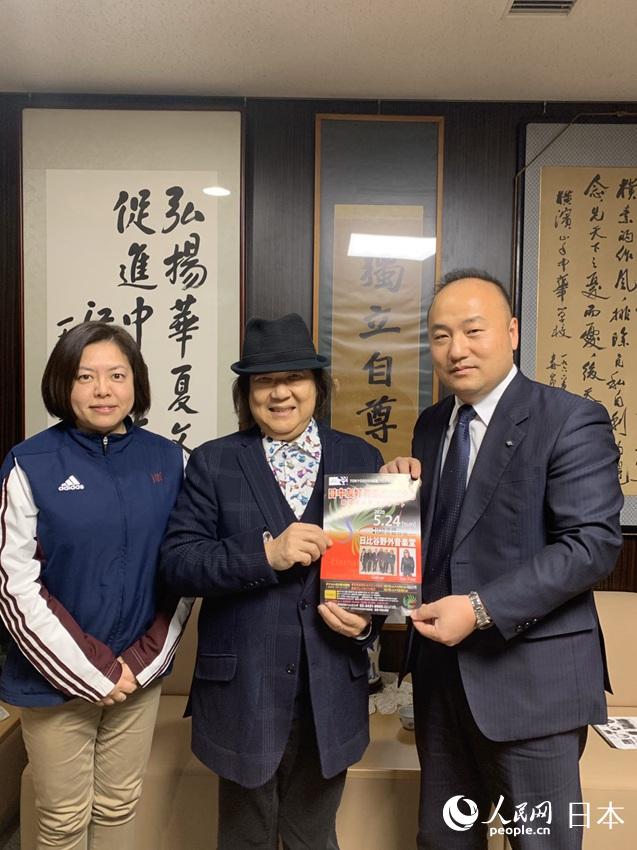 中國(guó)語(yǔ)と日本語(yǔ)2ヵ國(guó)語(yǔ)で「この愛が世界に満ちるまで」を合唱