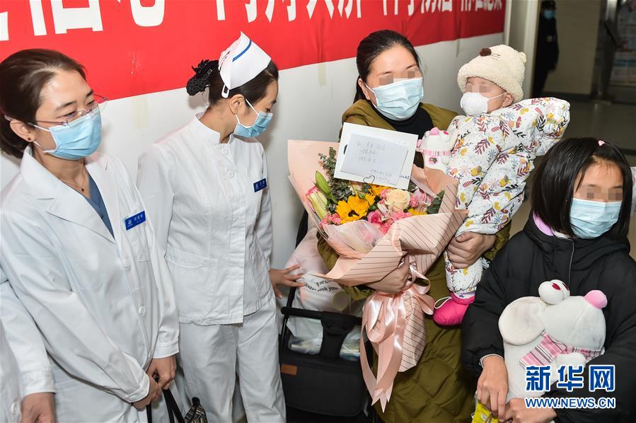 北京、新型肺炎感染の9ヶ月の赤ちゃんが無事退院　