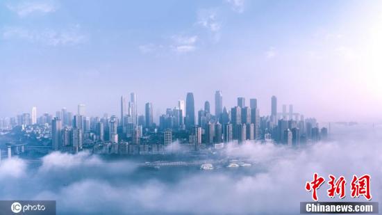 「霧の都」重慶に出現(xiàn)した現(xiàn)代の仙境、白く霞むビル群