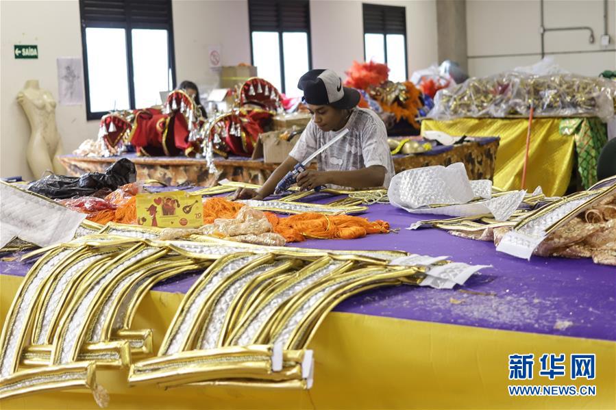 2月14日、ブラジル?サンパウロの有名なダンススクール「ビラマリア連合」の作業(yè)場で衣裝を製作するスタッフ（撮影?ラファエル?パトラッソ）。