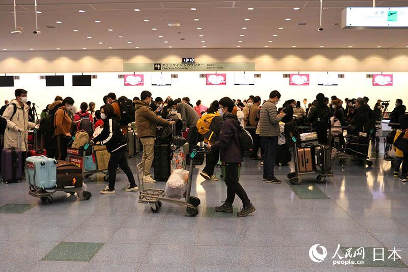 2月16日、東京羽田國際空港で、武漢に向かうチャーター便CA081便のチェックイン、手荷物預(yù)かりの手続きを行う旅客（撮影?李沐航）。