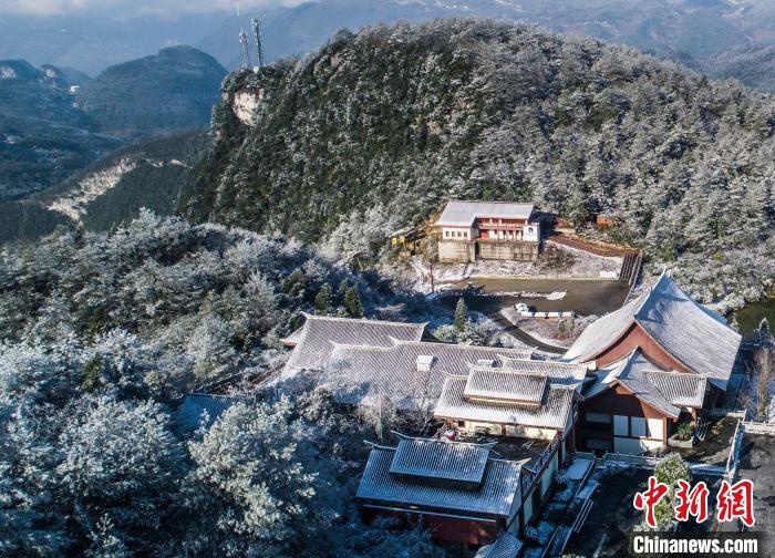 重慶の標(biāo)高の高いエリアに舞い散る雪　一面の銀世界広がる武陵山大裂谷