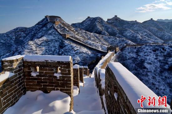 雪がやみ青空に恵まれた古長城　美しい山並み延々と　北京