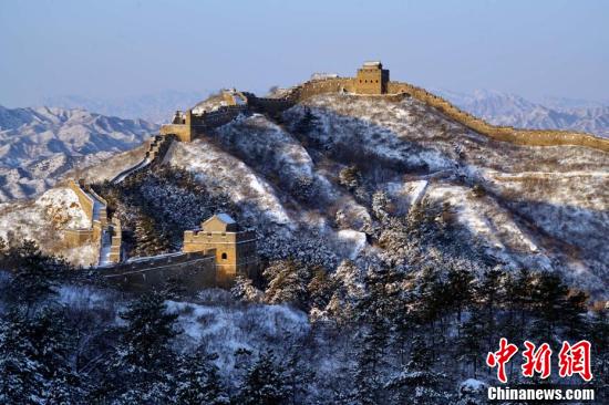 雪がやみ青空に恵まれた古長城　美しい山並み延々と　北京