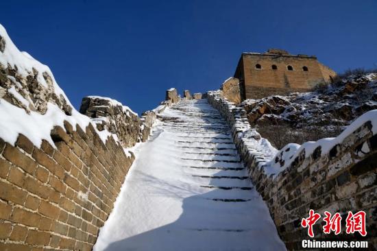 雪がやみ青空に恵まれた古長城　美しい山並み延々と　北京