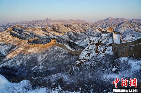 雪がやみ青空に恵まれた古長城　美しい山並み延々と　北京