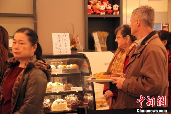 トロントの中國(guó)系洋菓子店が売上を中國(guó)に寄付　カナダ 