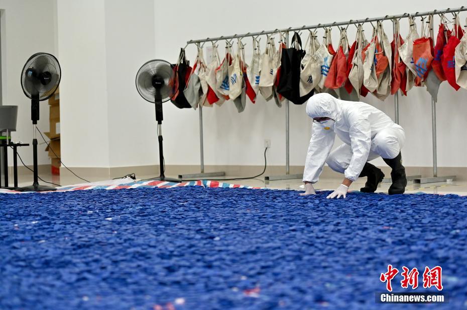 消毒後の地下鉄トークンを干すスタッフ（撮影?俞靖）。