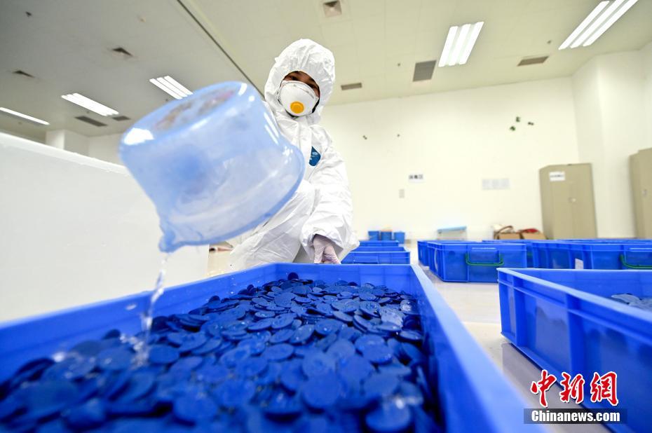 地下鉄の片道乗車用トークン130萬(wàn)枚を「消毒液浴」　広西?南寧 