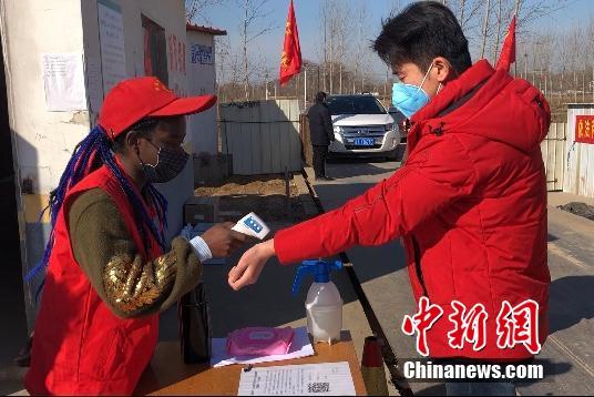 ボランティアチームで活動する「外國人妻」　河北省石家荘