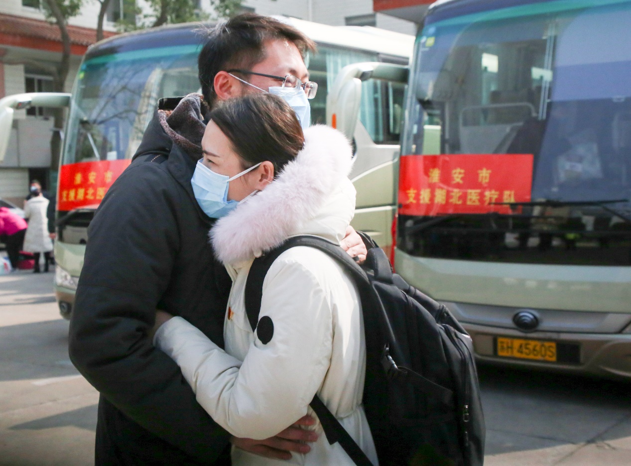 武漢を支援！　1日に約6千人が空路で第一線に到著