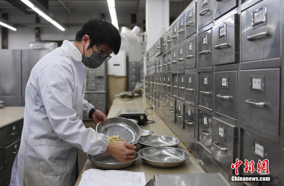 2月22日、中醫(yī)薬を調(diào)合する杭州方回春堂のスタッフ（撮影?王剛）。