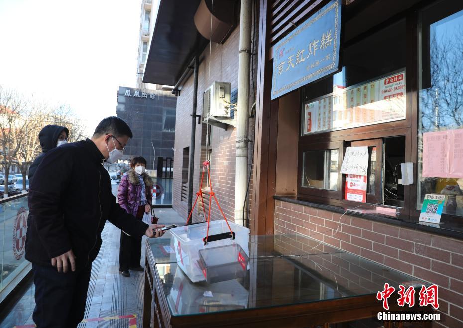 受け渡しは「ブランコ」で？北京の菓子店が編み出した無接觸販売法