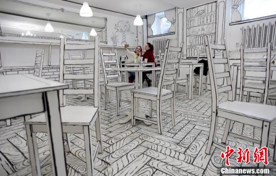 2月19日、サンクトペテルブルクのB&Wカフェで自撮りをする2人の若い女性（寫(xiě)真著作権は東方ICが所有のため転載禁止）。