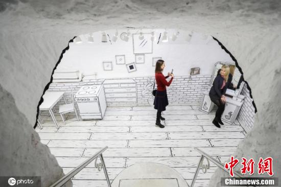 モノクロ本に迷い込んだ？サンクトペテルブルクの「白黒カフェ」　ロシア