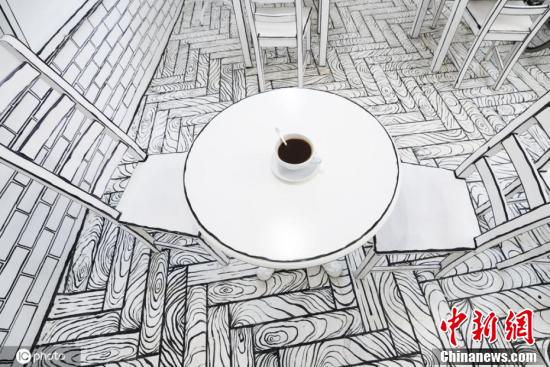 モノクロ本に迷い込んだ？サンクトペテルブルクの「白黒カフェ」　ロシア