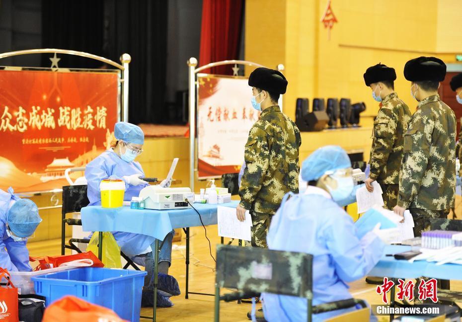 武裝警察官350人が7萬(wàn)ミリリットルを獻(xiàn)血　新疆