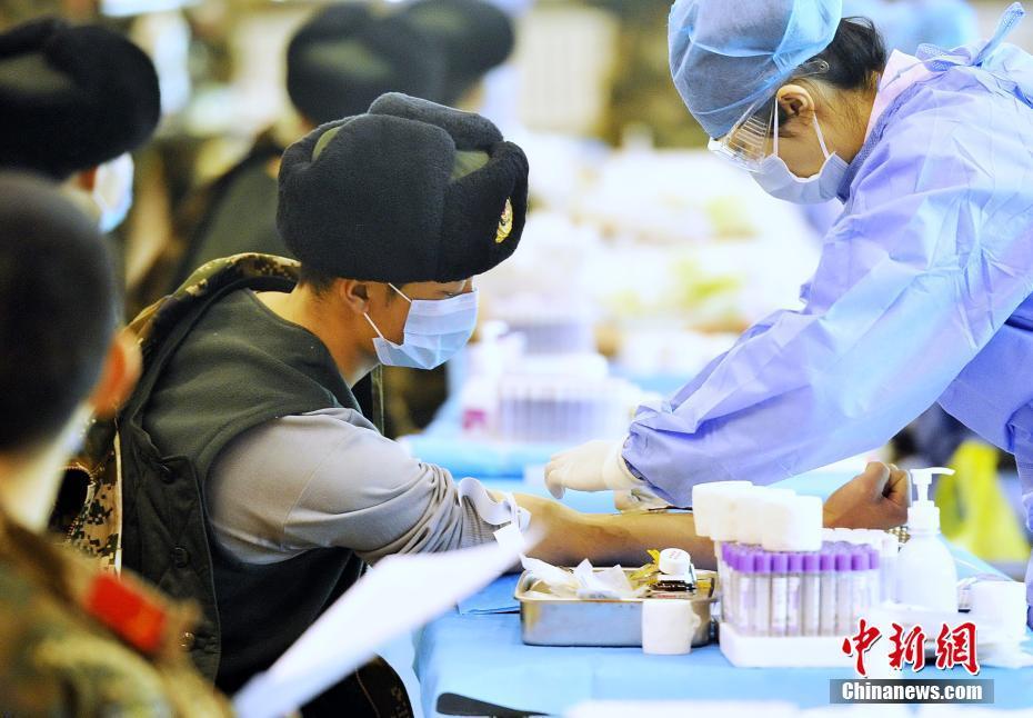 武裝警察官350人が7萬ミリリットルを獻(xiàn)血　新疆