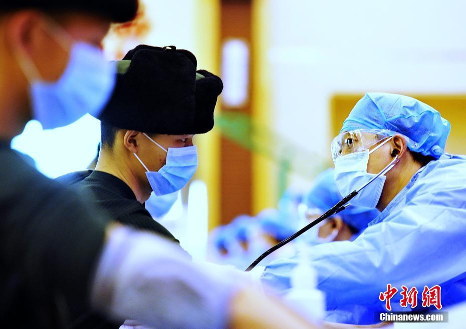 武裝警察官350人が7萬ミリリットルを獻血　新疆