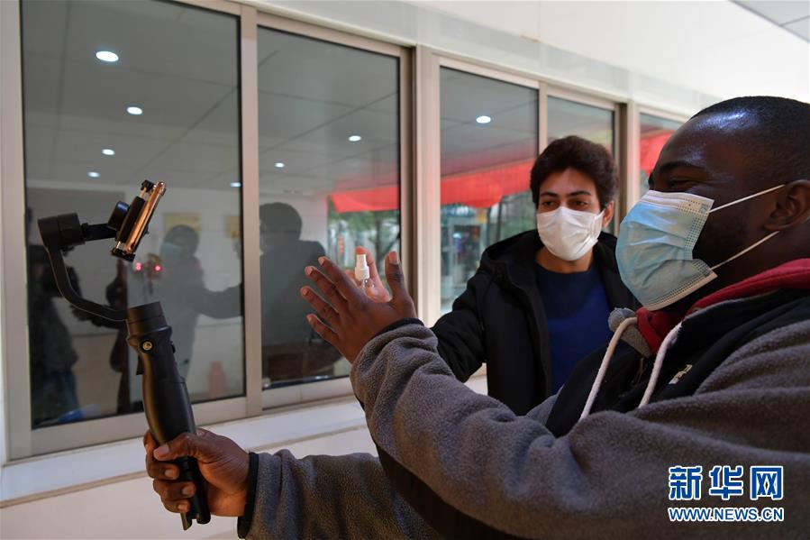 「中國(guó)で元?dú)荬摔浃盲皮蓼?！」ナイジェリア人留學(xué)生が動(dòng)畫撮影　江西省