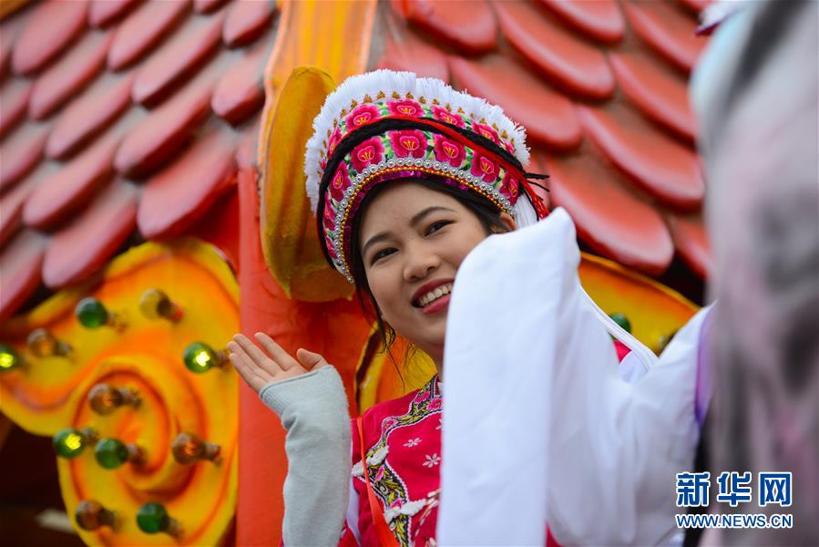 中國の龍をテーマにした山車が「マルタカーニバル」に登場