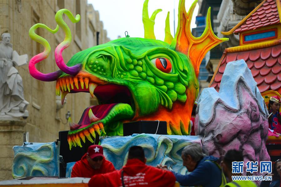 中國の龍をテーマにした山車が「マルタカーニバル」に登場