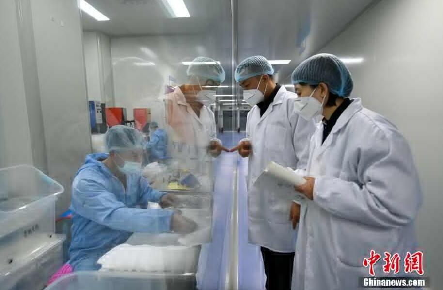 30代の男性がたった11日でマスク工場を建設(shè)